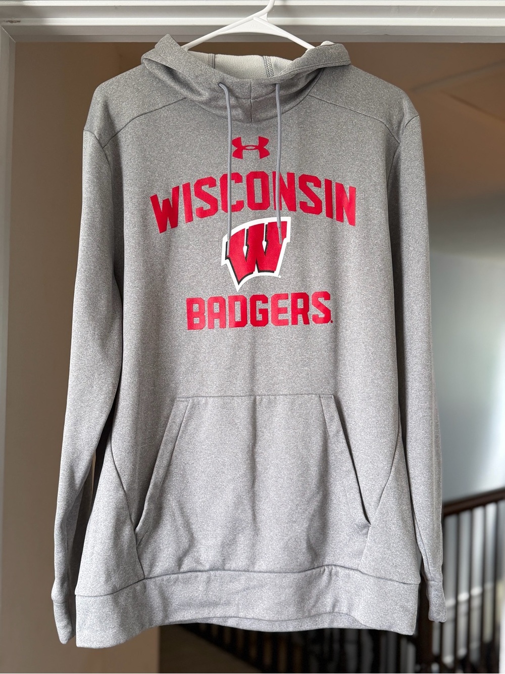 Under Armour Wisconsin Badgers Gray Fleece Pullover Hoodie Sweatshirt. Size M